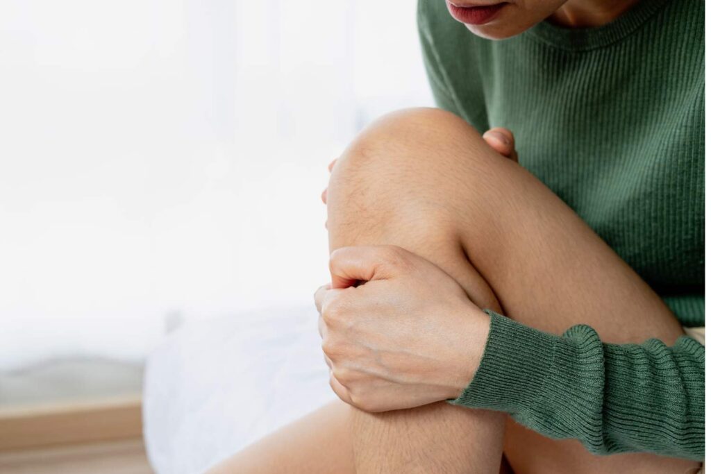 чому болять клліна фото чоловіка з больним коліном